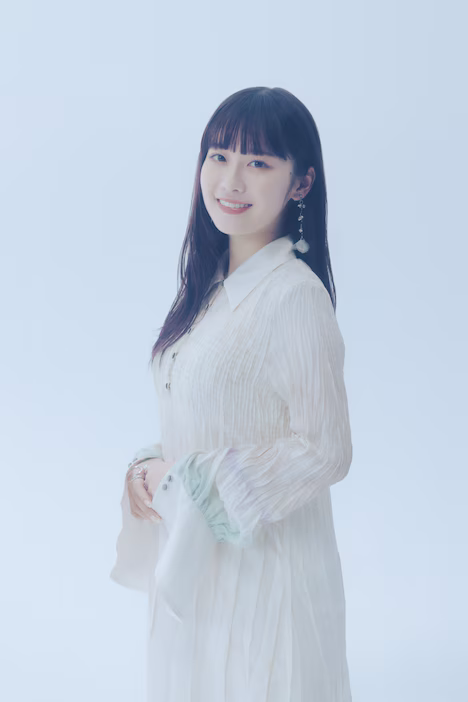 Tomori Kusunoki plays the role of Tsukinomori Mashiro.