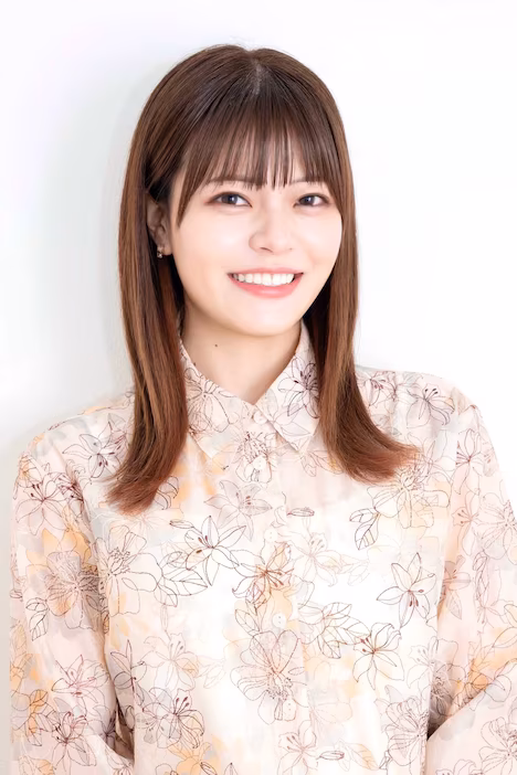 Suzushiro Sayumi plays the role of Kohinata Ayaka.
